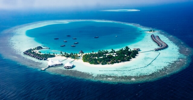 2. 馬爾代夫 Maldives印度洋寬廣的藍色海域中,有一串如同珍珠的綠色島嶼,那便是人稱「地球最後樂園」的馬爾代夫。 2. 馬爾代夫 Maldives印度洋寬廣的藍色海域中,有一串如同珍珠的綠色島嶼,那便是人稱「地球最後樂園」的馬爾代夫。