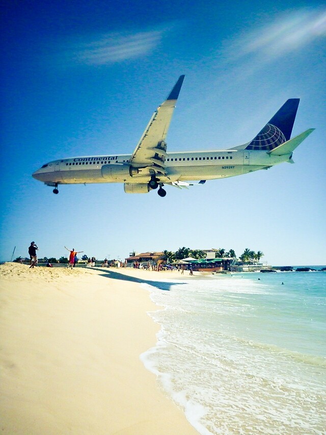 位處茱莉安娜公主國際機場（Princess Juliana）旁的沙灘 Maho Beach 因可以近距離看到飛機而聞名。