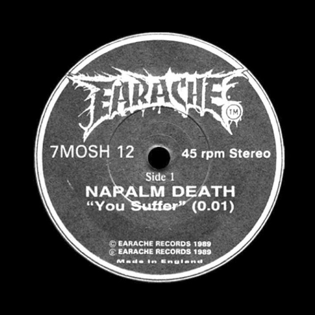 一秒時光 Napalm Death 《You Suffer》 一秒鐘時間，可以發生什麼事？其實很多事情都不可以發生。英國 Grindcore、Hardcore Punk 樂隊 Napalm Death 的作品，一向以簡短見稱，以他們首張專集《Scum》為例，碟內共收錄了 28 首作品，但碟長時間卻只有 32 分鐘，即是平均每首作品約分多鐘。碟內最長的作品是 3 分 59 秒的《Siege Of Power》，很正常罷；至於最短的則只 1 秒的《You Suffer》，正確一點說，應說是 1.316 秒，被健力士世界紀錄大全列為世界最短歌曲。作為最短的一首歌，毫無疑問夠晒簡約，先是極速鼓聲響起，主音 Mark "Barney" Greenway 大叫一聲 "Mwwwooooo"（有說他在唱 "You Suffer But Why"，但完全聽不到），最後再加段快而短的結他 riff，完。