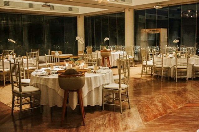 峇里結婚統籌師會先讓你選擇自助餐或晚餐。