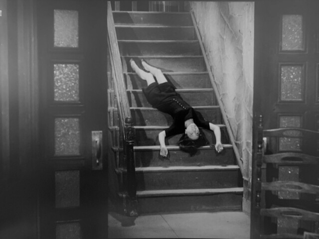 在《上流寄生族》中家中分層及樓梯的場景是為電影中一大暗喻，同樣的樓梯意象亦出現在《下女》。