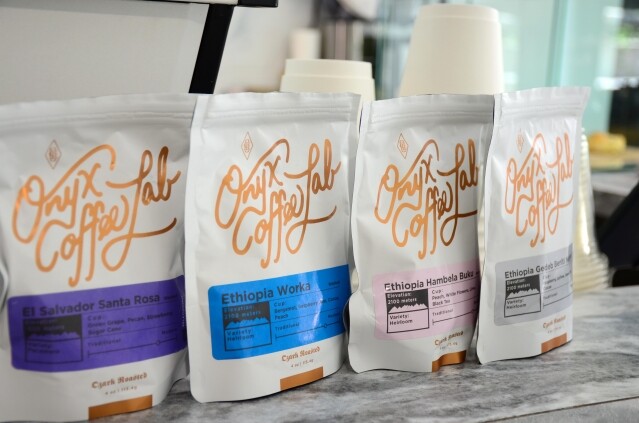 這款來自美國的咖啡豆 Onyx Coffee Lab 成立於 2012 年，他們的咖啡豆偏向深度烘焙（深炒），味道較濃郁與厚身。