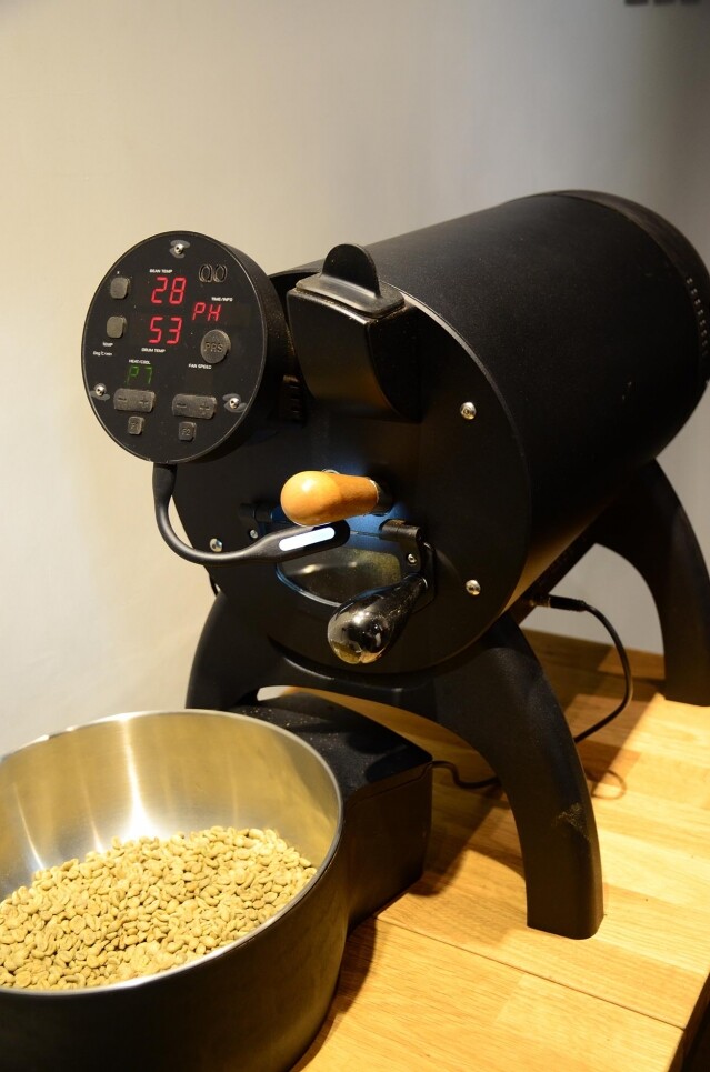 Artista Perfetto 咖啡店設有小型咖啡豆烘焙機。