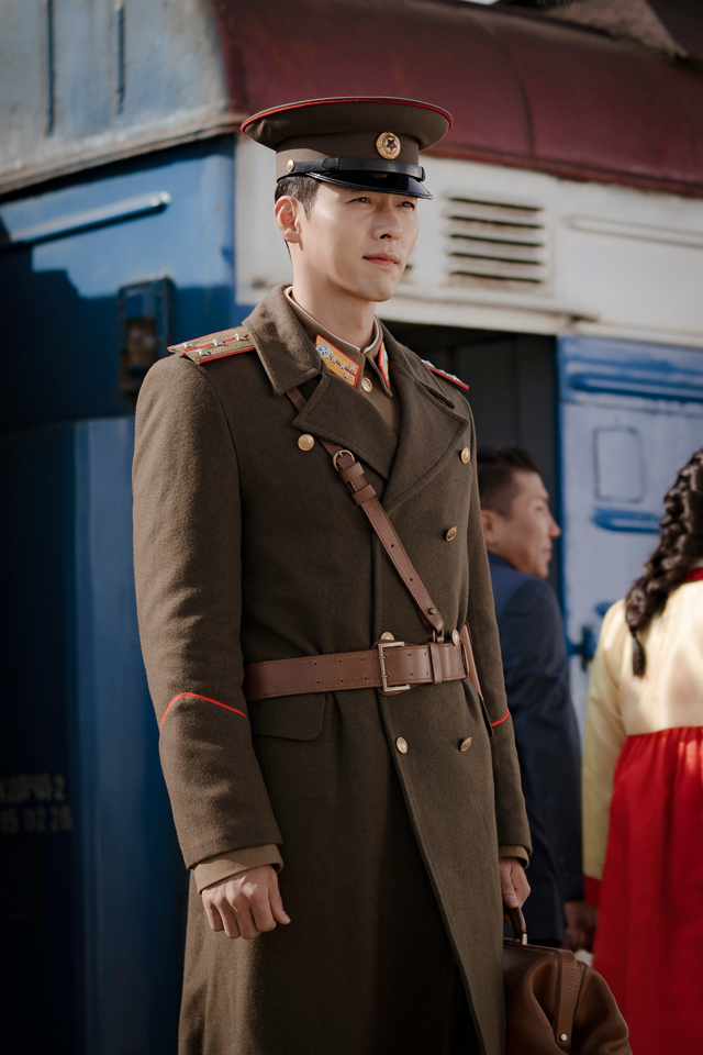 韓劇《愛的迫降》所有演員包括玄彬，都必須在拍攝前學習講北韓話。