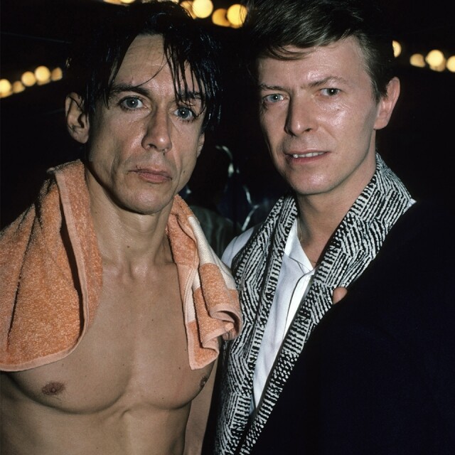「毒」樂樂眾樂樂 Iggy Pop 有一種關係，叫惺惺相惜，而 Bowie 跟美國音樂人 Iggy Pop 的關係，正正是這一種。Iggy Pop 原是 Proto-Punk 樂隊 The Stooges 的主音歌手，後來樂隊解散，卻成就了一友誼，話說 Iggy 在戒毒中心認識了 Bowie，二人互相欣賞並開始合作，Bowie 先是帶同 Iggy 一起作 Station To Station 大型巡迴演出，及後再替 Iggy 兩張個人專集《The Idiot》和《Lust For Life》創作和監製，不過說到重要性，二人於德國柏林攜手寫下《China Girl》，巧妙地混合 Iggy 的野性與 Bowie 的知性，這曲先是出現於 Iggy 的 1977 年《The Idiot》專集，後來 Bowie 重唱並於《Let's Dance》專集中發表。