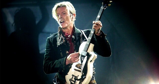 2016 年初「樂壇變色龍」David Bowie 因癌症病逝，離世前兩日發表的第廿五張專集《Blackstar》，不但登上歐美多國流行榜的冠軍，也成為多個媒體的年度專集，人雖不在，但浩氣長存，早前兩大樂壇音樂頒獎禮 Grammy Awards 和 BRIT Awards 上，《Blackstar》成了大贏家，總共換來六個大獎，為 Bowie 寫上完美句號之餘，趁機回顧 Bowie 的音樂人生，以下 5 個男人你要知。