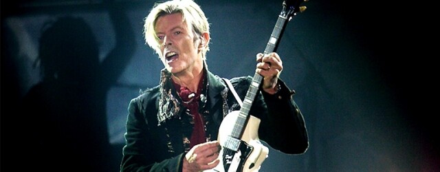 2016 年初「樂壇變色龍」David Bowie 因癌症病逝，離世前兩日發表的第廿五張專集《Blackstar》，不但登上歐美多國流行榜的冠軍，也成為多個媒體的年度專集，人雖不在，但浩氣長存，早前兩大樂壇音樂頒獎禮 Grammy Awards 和 BRIT Awards 上，《Blackstar》成了大贏家，總共換來六個大獎，為 Bowie 寫上完美句號之餘，趁機回顧 Bowie 的音樂人生，以下 5 個男人你要知。