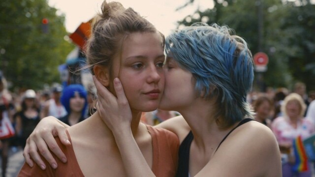 講同性戀的電影其實不少，但當中能透澈地講到二人之間的愛，以同性議題作賣弄的，《接近無限溫暖的藍》（Blue is the warmest color）。