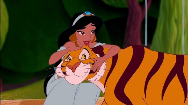 在動畫版本的《阿拉丁》（Aladdin），茉莉（Jasmine）是一貫的「花瓶」角色，一位等待被拯救的公主，最終因為遇上阿拉丁，而逃出壞人賈方（Jafar）的魔爪。但在今年上映的真人版《阿拉丁》，其角色卻大大改動，令茉莉變得不再一樣。
