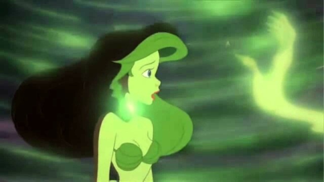 同樣即將拍成真人版本的《小魚仙》(The Little Mermaid )女主角,公主艾莉奧(Ariel),雖然未知道將有何改動,但其實動畫本身的艾莉奧亦已經擁有與別不同的特質。首先,她在愛上王子之後,已義無反顧地要化身人類,上岸找回王子。 同樣即將拍成真人版本的《小魚仙》(The Little Mermaid )女主角,公主艾莉奧(Ariel),雖然未知道將有何改動,但其實動畫本身的艾莉奧亦已經擁有與別不同的特質。首先,她在愛上王子之後,已義無反顧地要化身人類,上岸找回王子。