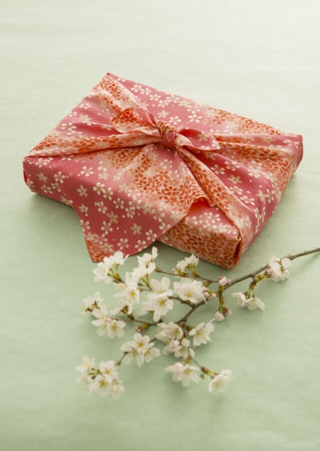 對於日本人來說禮品包裝是一種藝術，風呂敷就是最環保的做法。