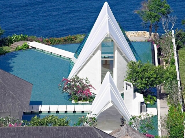 在峇里臨海崖邊的教堂舉行海外結婚是很多人的夢想。