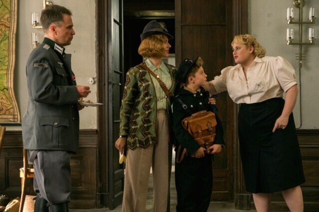 戲中還有兩個角色,雖灰諧卻反映了歷史,那就是莉寶韋遜(Rebel Wilson)飾演的希年團老師,與 Stephen Merchant 飾演的秘密警察。莉寶在戲中教少年們殺人放火,更表示自己生了 18 個小孩是作為女性的典範。事實上,二戰時的德國女性確實以生育自豪,同時視自己為戰爭的最大後盾。另外秘密警察在二戰時亦真實存在,他們到處查找猶太人與對黨不忠之人,成為民間的最大白色恐怖。 戲中還有兩個角色,雖灰諧卻反映了歷史,那就是莉寶韋遜(Rebel Wilson)飾演的希年團老師,與 Stephen Merchant 飾演的秘密警察。莉寶在戲中教少年們殺人放火,更表示自己生了 18 個小孩是作為女性的典範。事實上,二戰時的德國女性確實以生育自豪,同時視自己為戰爭的最大後盾。另外秘密警察在二戰時亦真實存在,他們到處查找猶太人與對黨不忠之人,成為民間的最大白色恐怖。