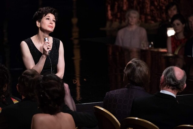 自兩歲起就開始舞台演出的 Judy Garland,將大半生都奉獻給工作。 自兩歲起就開始舞台演出的 Judy Garland,將大半生都奉獻給工作。