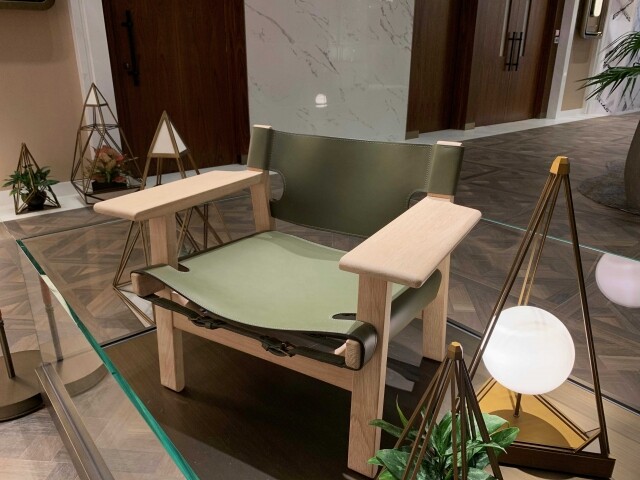 Spanish Chair 採用實木與馬鞍革的設計