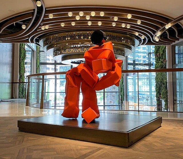 美國藝術家 Carol Bove 的雕塑《融化的腿》