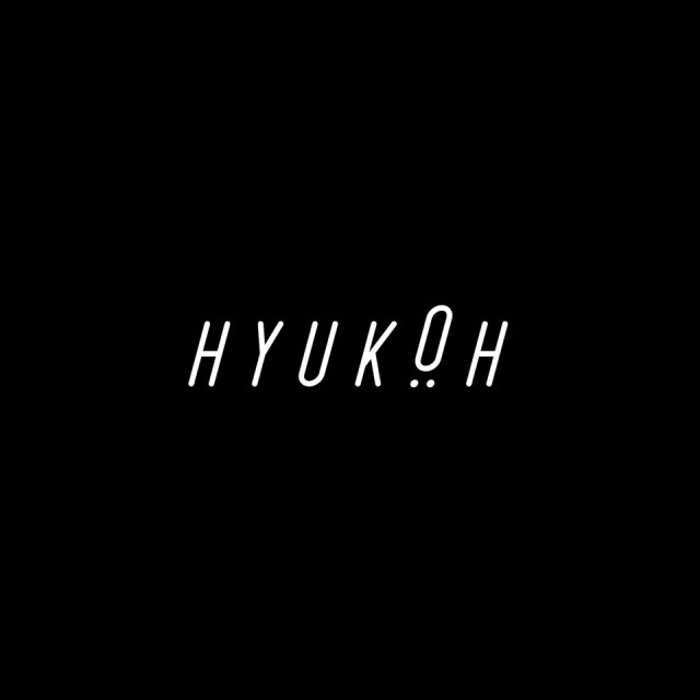 樂隊名字由來 HYUKOH 這個奇特有趣的樂隊名字,的確像霧像雨又像風,韓語寫法是혁오,不懂韓語的人只可靠拼音讀出來,然而這名字背後又是因吳赫而來。吳赫姓名的韓語是오혁,而羅馬拼音則是 Oh Hyuk,相信大家看到這裡已估到了,HYUKOH 就是將 Oh Hyuk 倒轉再結合,혁오 也是 오혁倒轉過來,這無疑更令人覺得 HYUKOH 是以吳赫為首的樂隊,這也難怪,因為他最初曾以個人歌身身份出道,及後才找來同是 1993 年出生的結他手林賢帝、低音結他手任童健和鼓手李仁雨,變成 full band。 樂隊名字由來 HYUKOH 這個奇特有趣的樂隊名字,的確像霧像雨又像風,韓語寫法是혁오,不懂韓語的人只可靠拼音讀出來,然而這名字背後又是因吳赫而來。吳赫姓名的韓語是오혁,而羅馬拼音則是 Oh Hyuk,相信大家看到這裡已估到了,HYUKOH 就是將 Oh Hyuk 倒轉再結合,혁오 也是 오혁倒轉過來,這無疑更令人覺得 HYUKOH 是以吳赫為首的樂隊,這也難怪,因為他最初曾以個人歌身身份出道,及後才找來同是 1993 年出生的結他手林賢帝、低音結他手任童健和鼓手李仁雨,變成 full band。