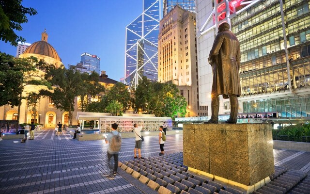 皇后像廣場的雕像是香港上海匯豐銀行有限公司前任總經理昃臣爵士（第一代從男爵）。