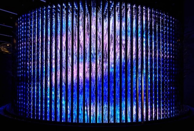 報時塔綴上燦爛的燈影效果,成就一件漂亮的光影作品。 報時塔綴上燦爛的燈影效果,成就一件漂亮的光影作品。