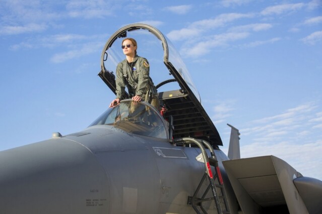 在戲中她同時是一名戰鬥機師，為使畫面更逼真，她亦真的有接受空中訓練，並坐在機上與機師一同以高速飛行，令她嘔吐大作。