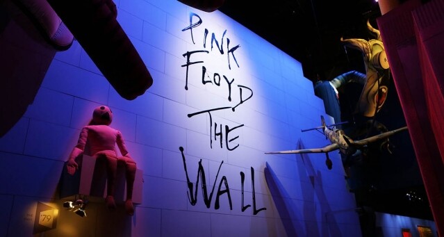 Pink Floyd 於倫敦 Victoria & Albert 博物館舉行名為《Pink Floyd: Their Mortal Remains》回顧展，當中以 The Wall 作主題的裝置非常經典。