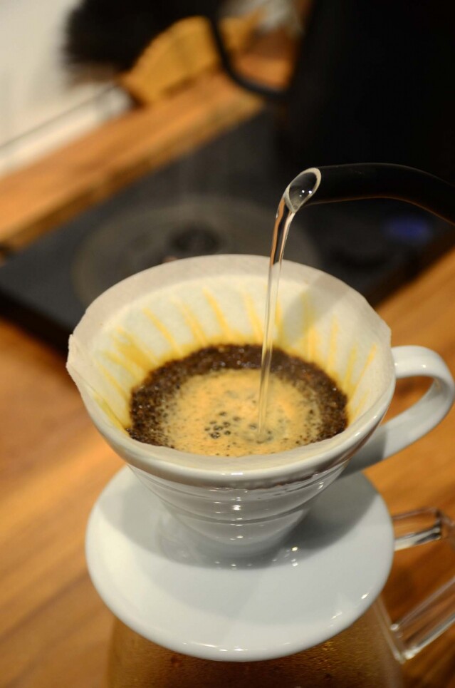 手沖咖啡技巧很多人都會好奇，但 Artista Perfetto 咖啡店店主 Kim 說手沖咖啡最重要是咖啡豆。