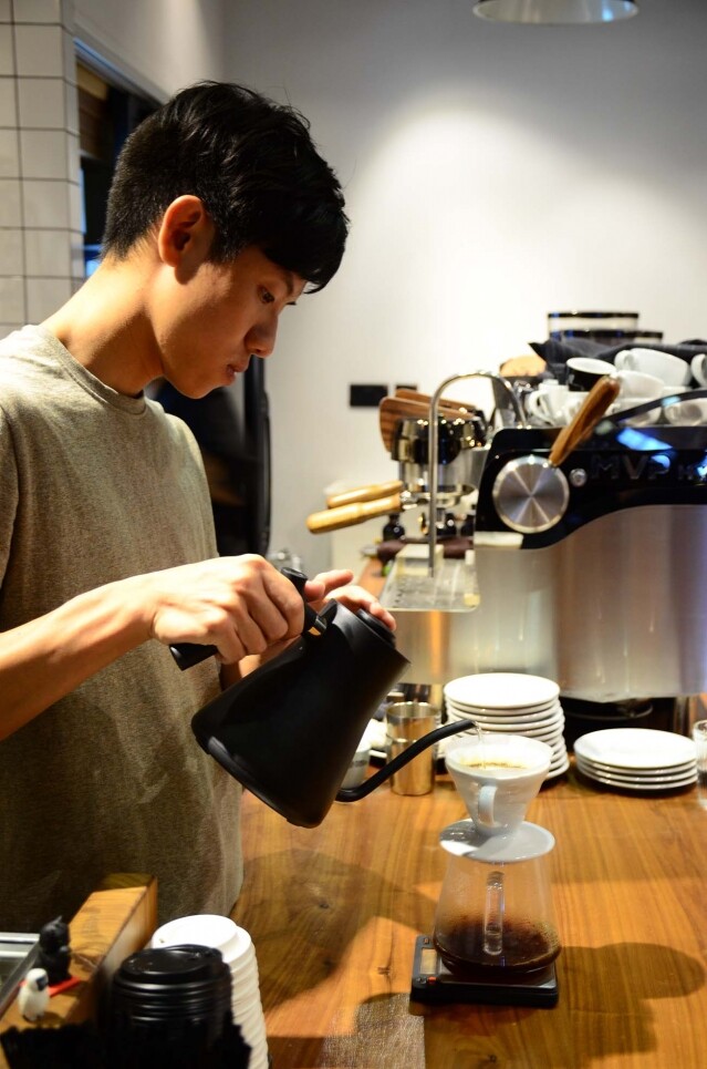 提到手沖咖啡某程度讓人聯想到「慢活」，Artista Perfetto 咖啡店店主 Kim 也相當認同。