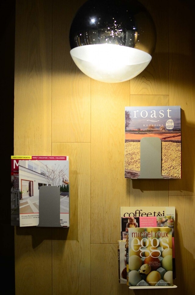 咖啡店設有不同有關咖啡的書本雜誌，以供客人增進有關咖啡知識。