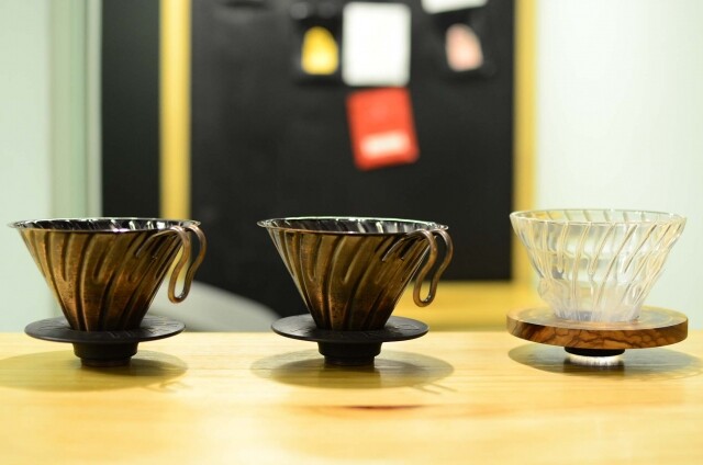 店內採用 Hario V60 不同系列的咖啡濾杯，有特別設計的紋路專利，能夠萃取咖啡粉得更均勻。