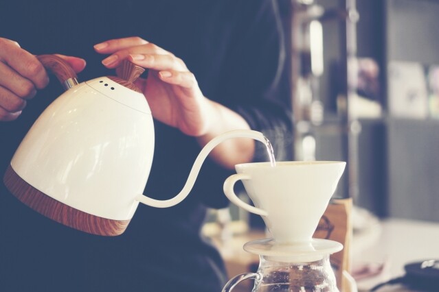 先預熱杯子與咖啡濾杯，沖洗濾紙的雜味與雜質，讓沖泡的時候不會因溫度與氣味上的差異而令咖啡受影響。