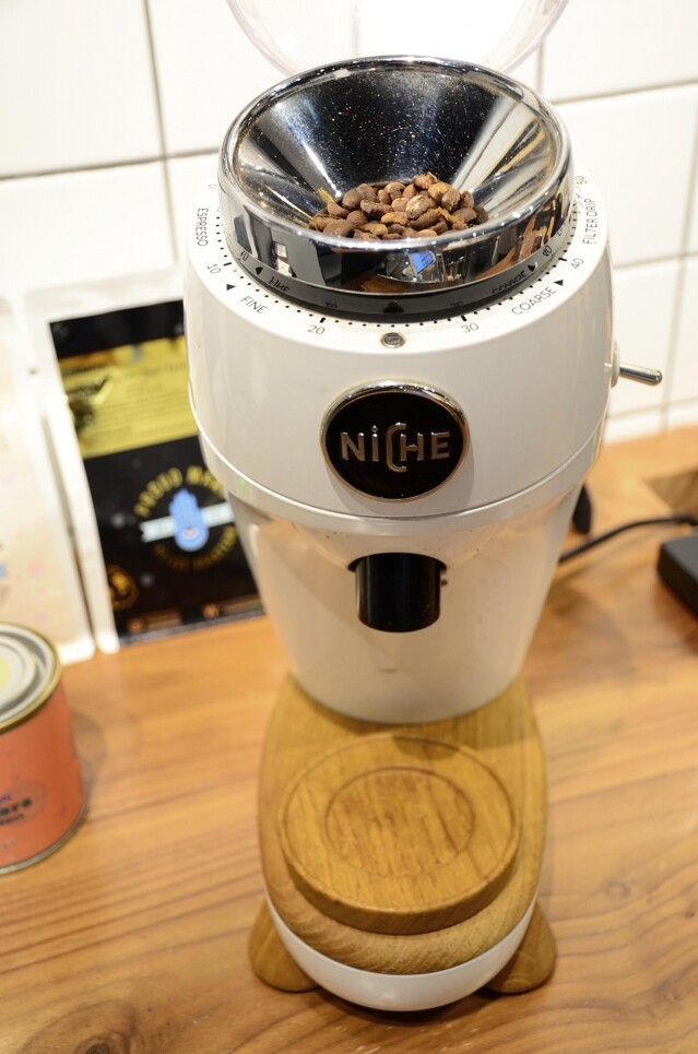 這款 Niche 電動磨豆機，體積細小，不留殘粉，研磨度均勻，商用家用也同樣方便。
