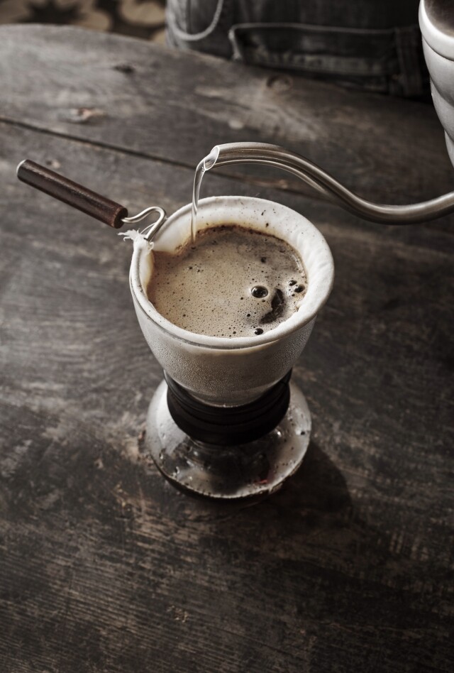 手沖咖啡使用的所有工具與水溫都一樣，但注水的快慢等等是會有分別。