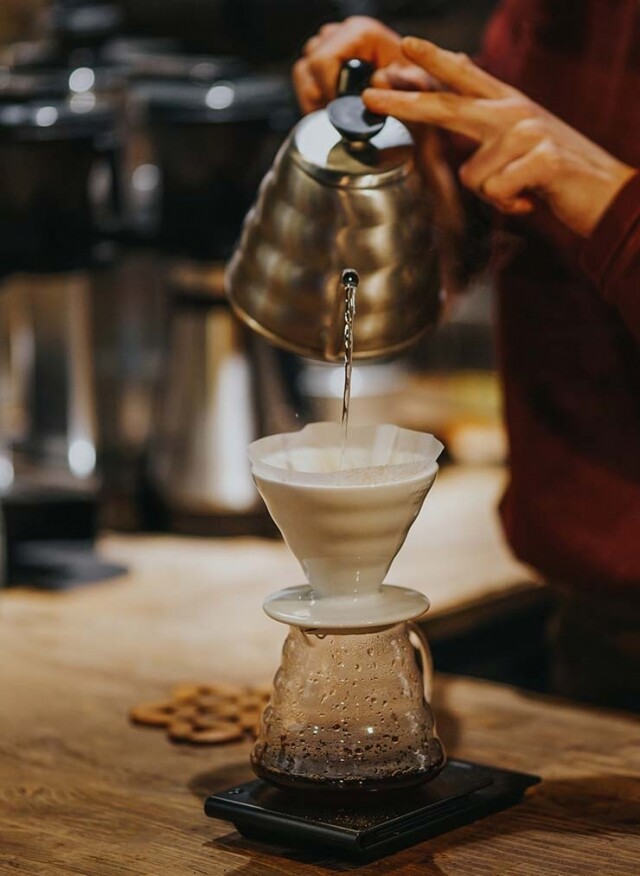 HARIO V60 有不同材質,這款塑膠的好處是輕巧方便,價格很便宜,但又能耐熱 HARIO V60 有不同材質,這款塑膠的好處是輕巧方便,價格很便宜,但又能耐熱