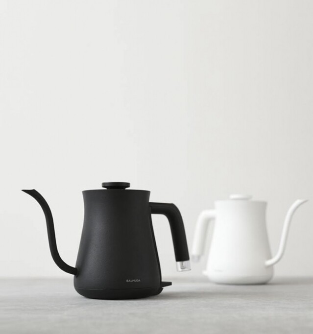 BALMUDA The Pot 電熱手沖壺擁有令人一見傾心的外型,備有黑白兩色。 BALMUDA The Pot 電熱手沖壺擁有令人一見傾心的外型,備有黑白兩色。