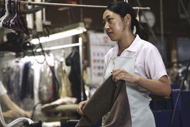 安藤櫻雖然只是工廠的熨衣女工，但她亦同樣面對被裁員的問題。