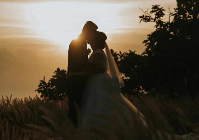拍攝黃昏結婚照，天氣不太熱，而且黃昏往往予人一種浪漫的感覺。