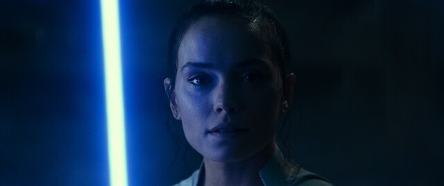 去到今集， Rey 身世之最大謎團終於公開，原來她並非無名無姓的拾荒者，她其實是黑暗帝王 Emperor Palpatine 的親孫女，因此才擁有如此強大的原力。不過，這個身世卻對她造成重大打擊，以致她不斷懷疑自己，是否離不開要走向黑暗面的結局？