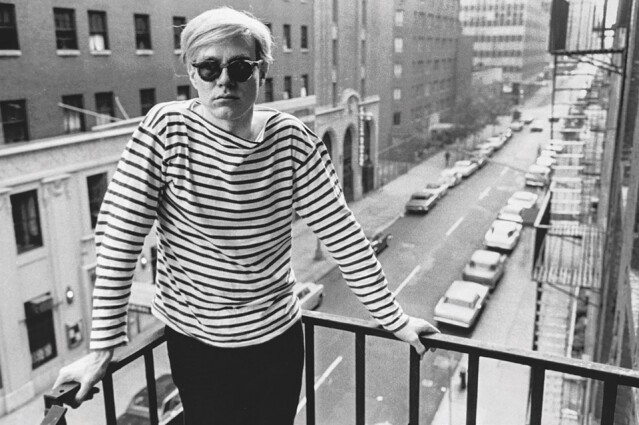Warhol是The Velvet Underground伯樂壇，把樂隊從地下帶上地面。