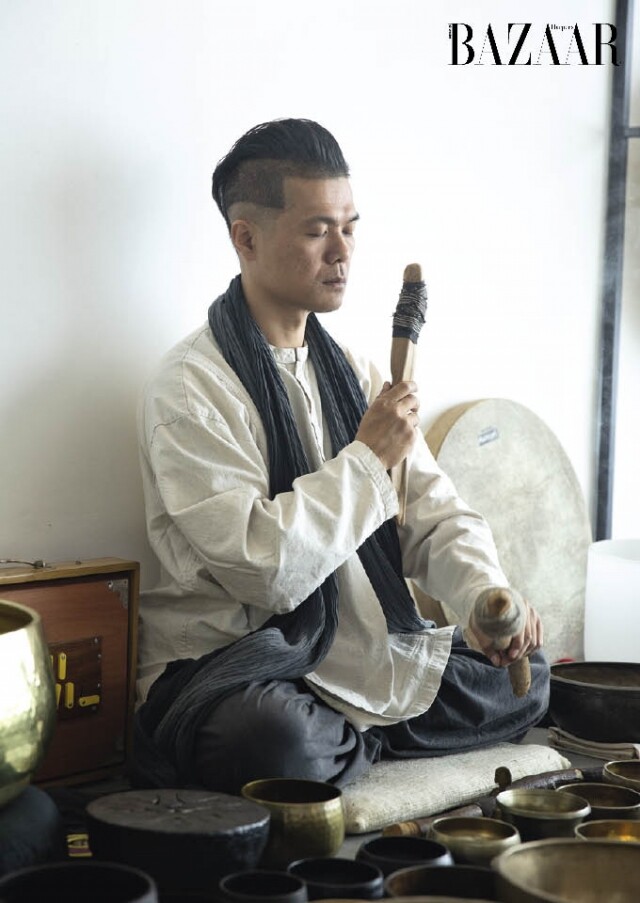 曾文通指出頌缽聲音讓人放鬆,也可對應身體不同部位作治療。 曾文通指出頌缽聲音讓人放鬆,也可對應身體不同部位作治療。