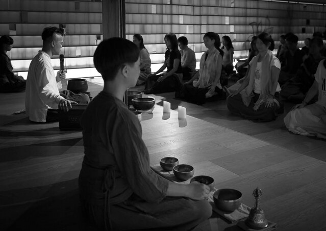 曾文通以頌缽帶領大家進行冥想，所分享的美妙聲音，令人徹底放鬆。