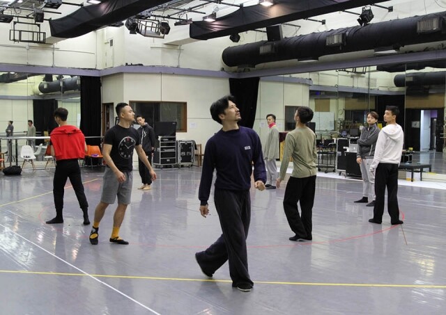 香港舞蹈團藝術總監楊雲濤為觀自在音樂形體劇場進行排練