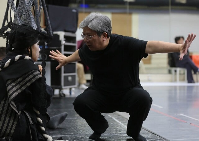 作曲家羅永暉為觀自在音樂形體劇場進行排練,與演奏者溝通 作曲家羅永暉為觀自在音樂形體劇場進行排練,與演奏者溝通