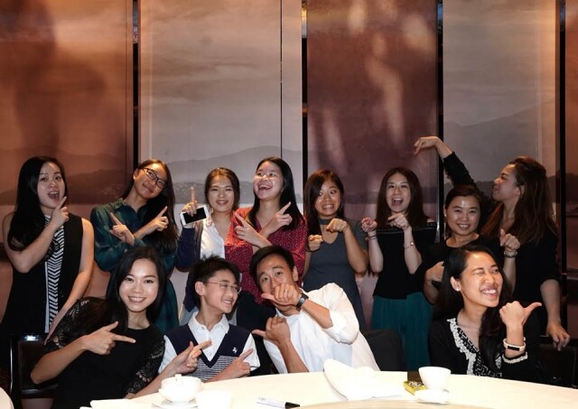 一班年青人與 SCMP 行政總裁 Gary Liu 分享成功經驗。