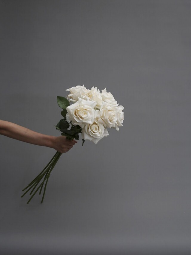 品牌經典款式，為人熟悉的白玫瑰花。