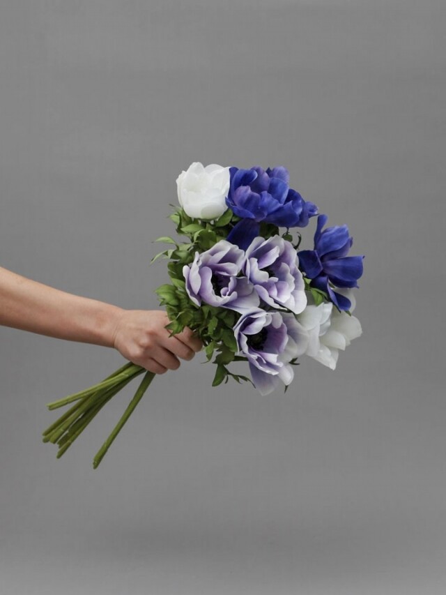 這束以銀蓮花製成的手持式花球，分別以淡藍色、白色與紫色配搭。