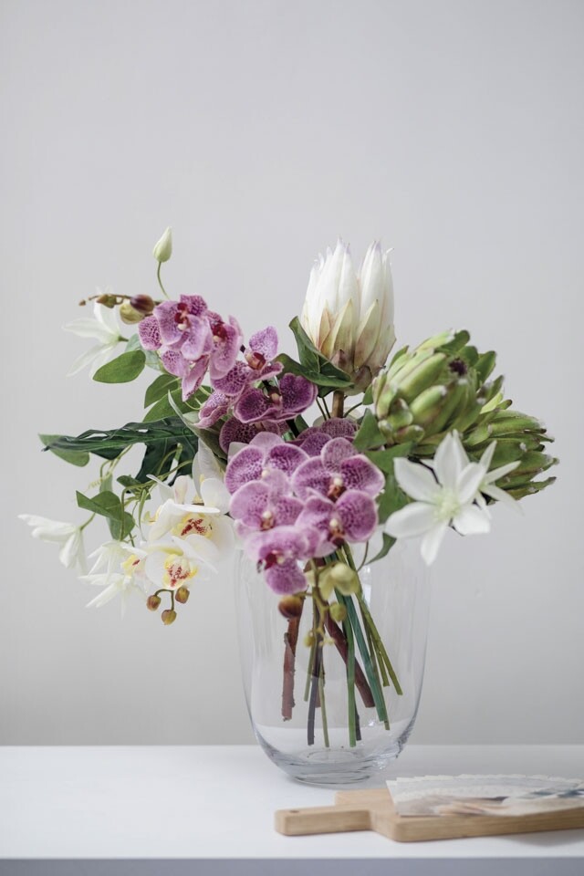 婚禮餐桌花：蘭花、帝王花、鐵線蓮花。