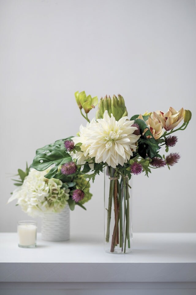 訂製花束婚禮餐桌花：大麗花、帝王花、乳薊、蘭花。