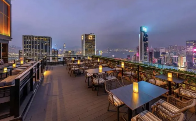 餐廳其中一個亮點是天台酒吧，讓你在戶外可欣賞維港景色。