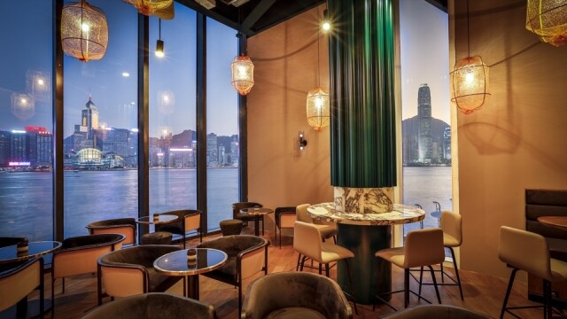 Hue 的酒吧區依傍維港，令人沉醉在維港兩旁的璀璨魅力當中。