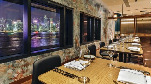海景酒吧餐廳設有 2 間私人貴賓房，近距離欣賞維港絕色夜景。